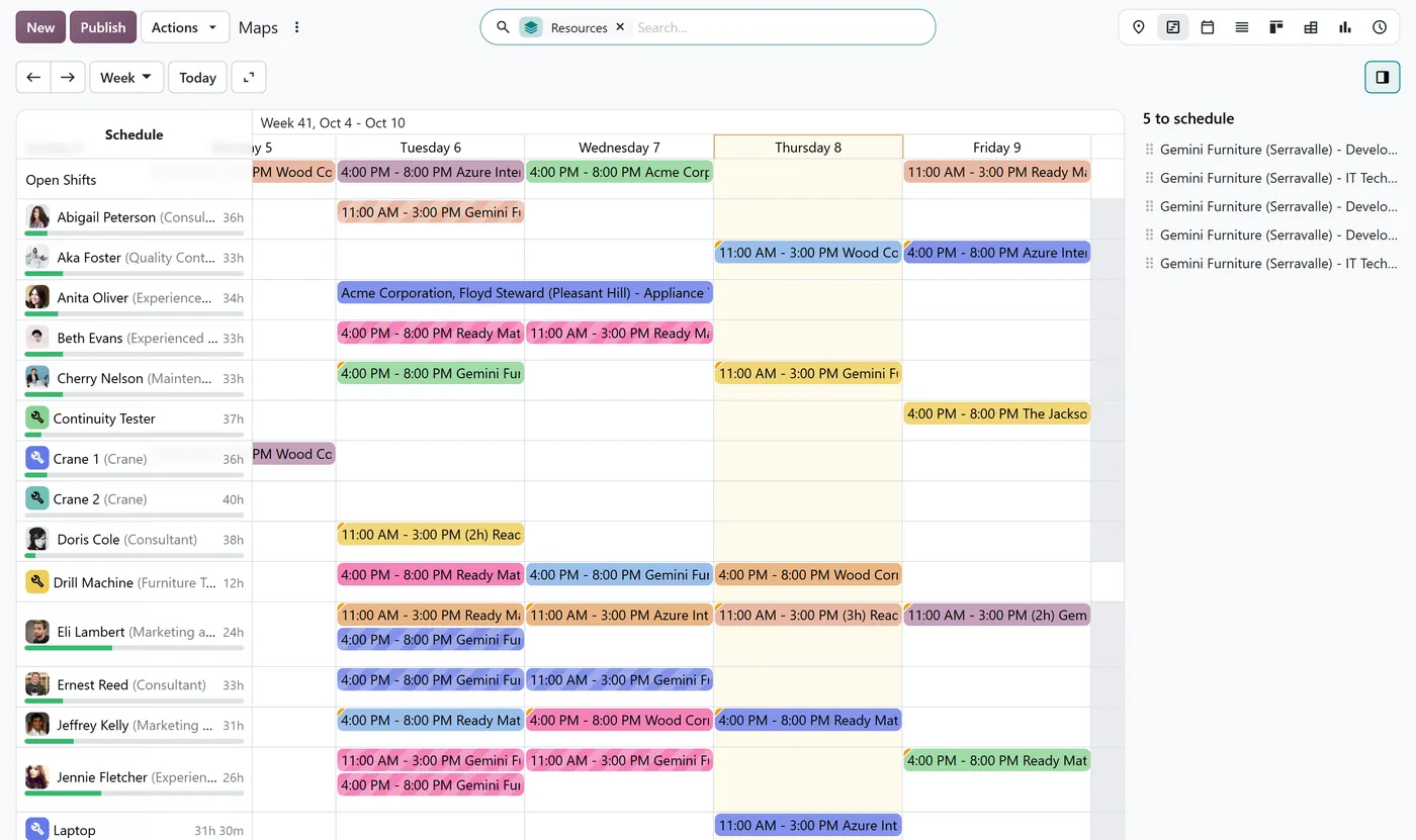 The Odoo 20 Field Service schedule in the Planning app, by technician and equipment